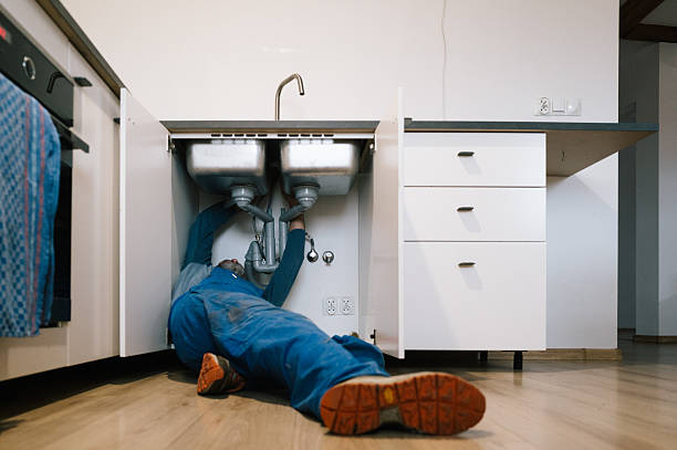 Professional Emergency Plumber technician working in Worth, IL